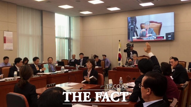 이석태 헌법재판관 후보자 청문회에 참석한 민주당과 한국당 의원들은 시종일관 날카로운 대립각을 세웠다. 사진은 이날 청문회에 참석한 의원들이 발언권을 얻기 위해 손을 든 모습. /임현경 인턴기자