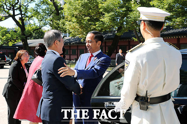 인사하는 문재인 대통령 내외와 조코 위도도 인도네시아 대통령 내외