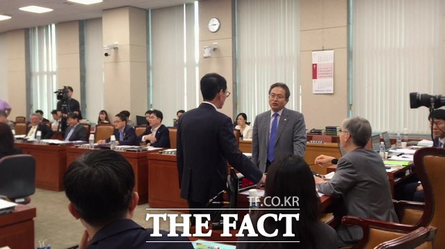 양당 간사와 위원장이 의견을 나누는 동안에도 언쟁은 지속됐다. 사진은 김도읍·송기헌·여상규 의원이 의견을 조율 중인 모습. /임현경 인턴기자
