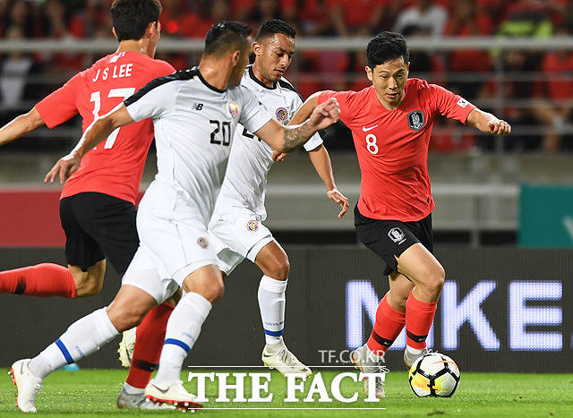 케이토토가 11일(금) 오후 8시 수원월드컵경기장에서 펼쳐지는 국가대표평가전 한국(홈)-칠레(원정)전을 대상으로 한 축구토토매치 7회차 투표율을 중간 집계한 결과, 36.44%만이 대한민국의 승리를 예상했다고 밝혔다. 사진은 벤투호의 데뷔전인 코스타리카전./더팩트DB