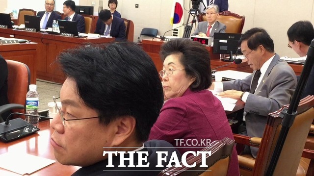 이날 한국당 소속 의원들은 인사 거래 의혹, 좌편향 등 이 후보자의 정치 편향성을 문제 삼았다. 사진은 장제원(왼쪽부터), 이은재, 이완영 의원 모습./임현경 인턴기자