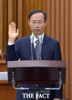 [TF포토] 선서하는 김기영 헌법재판관 후보자