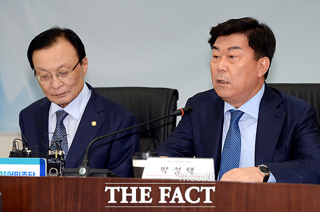 박성택 중소기업중앙회 회장(오른쪽)과 더불어민주당 이해찬 대표가 11일 오후 서울 여의도 중소기업중앙회에서 열린 혁신성장과 일자리 창출을 위한 중소기업 정책과제 간담회에 참석하고 있다. /이효균 기자