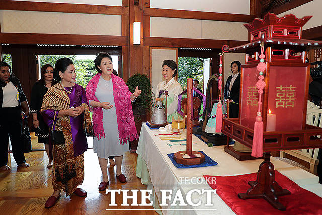 한국 전통 문화재인 매듭 작품을 감상하는 김정숙 여사(가운데)와 조코 위도도 인도네시아 대통령 부인 이리아나 여사(왼쪽)