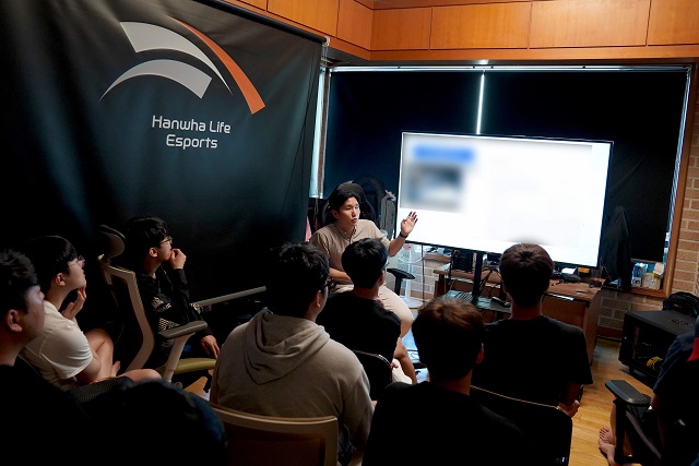 비시즌 라이프 스쿨 프로그램 진행 모습 /한화생명 e스포츠 제공