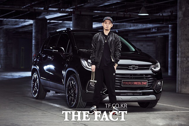 쉐보레가 더 뉴 트랙스 레드라인의 광고모델인 래퍼 더 콰이엇이 해당 모델 1호차 고객이 됐다고 11일 밝혔다. /쉐보레 제공