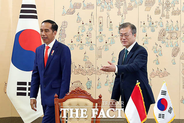 조코 위도도 인도네시아 대통령(왼쪽) 안내하는 문재인 대통령