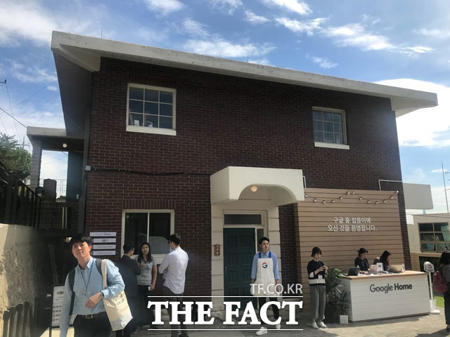 구글은 11일 오전 서울 용산구 한남동에서 하드웨어 발표 기자간담회를 열고 한국어로 서비스되는 구글 홈과 구글 홈 미니의 국내 출시 소식을 알렸다. /한남동=김서원 인턴기자