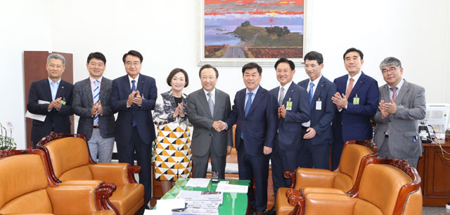 박성택(오른쪽에서 다섯번째) 중소기업중앙회장이 지난 10일 정치인들을 만나 중소기업계 현안을 알리고 협조를 요청했다. /중소기업중앙회 제공