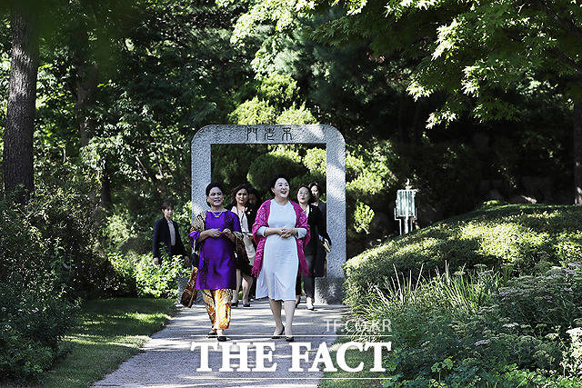 녹지원 산책하는 김정숙 여사와 조코 위도도 인도네시아 대통령 부인 이리아나 여사(왼쪽)
