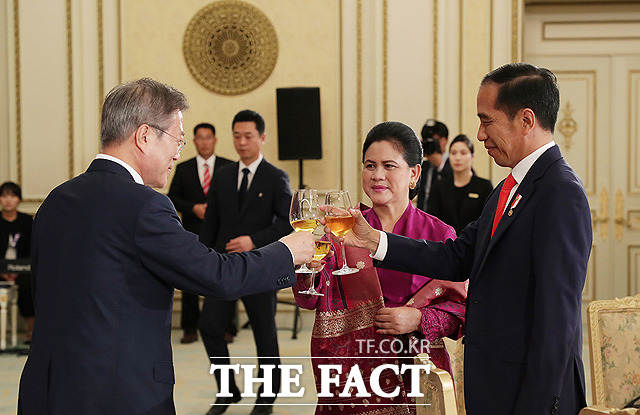 문재인 대통령(왼쪽)이 조코 위도도 인도네시아 대통령과 부인 이리아나 여사와 잔을 부딪치고 있다.