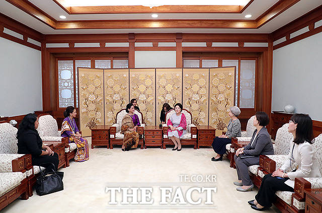 환담하는 김정숙 여사(오른쪽)와 조코 위도도 인도네시아 대통령 부인 이리아나 여사