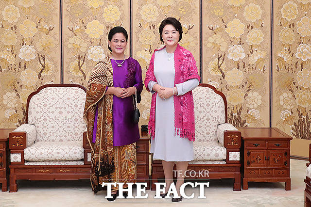기념사진 촬영하는 김정숙 여사(오른쪽)와 조코 위도도 인도네시아 대통령 부인 이리아나 여사