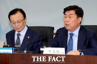 [TF포토] 이해찬 만난 박성택 중기중앙회장…'규제혁신 법안 조속처리 등 건의'