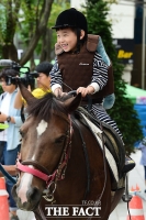[TF사진관] '도시에서 말 타는 기분 최고예요!'