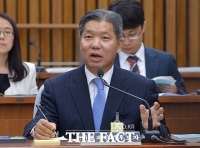 [TF포토] 밝은 표정으로 답변하는 이영진 헌법재판관 후보자