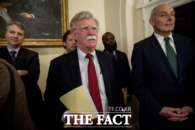 뉴욕타임스(NYT)가 존 볼턴 국가안보회의(NSC) 보좌관이 트럼프 미국 대통령과 북한문제에 대해서 만큼은 이견을 보이고 있다고 보도했다. 사진은 존 볼턴 보좌관의 모습/ AP=뉴시스
