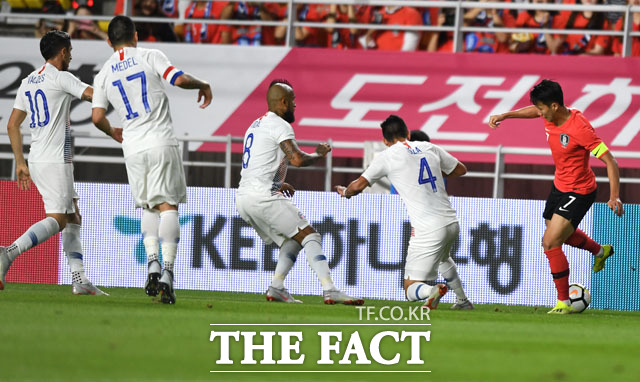 손흥민 개인기 작렬! 세계적인 선수 비달(가운데) 역시 손흥민(오른쪽 끝)을 경계한듯 수비에 열을 올렸다. /수원=남윤호 기자