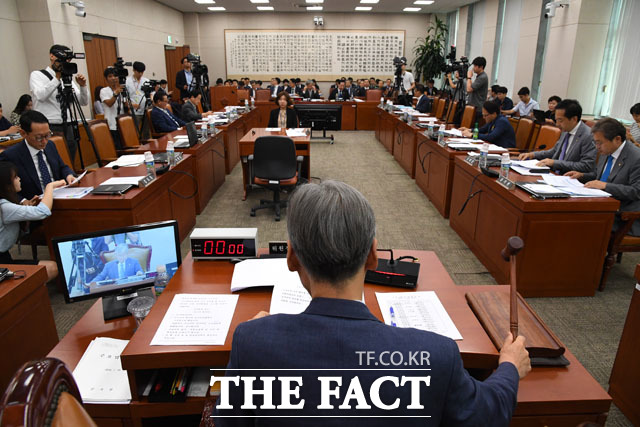 국회 법제사법위원회 회의가 열리고 있는 모습. 위원장인 여상규 의원이 의사봉을 두드리고 있다. /문병희 기자