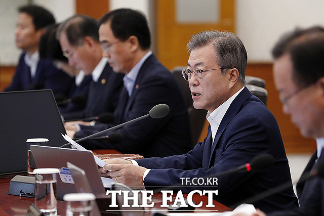 문재인 대통령이 11일 청와대 본관에서 열린 국무회의를 주재하고 있다. / 청와대 제공