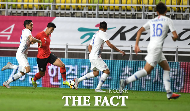 칠레 수비진 줄세우는 손흥민. 손흥민(왼쪽 두번째)을 막기 위해 칠레 수비수들이 집중 마크를 펼치고 있다. /수원월드컵경기장=남윤호 기자