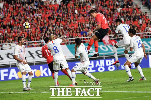 장현수(오른쪽에서 세 번째 20번)가 칠레와 평가전에서 후반 22분 멋진 헤더 슈팅을 터뜨리고 있다. /수원월드컵경기장=남윤호 기자
