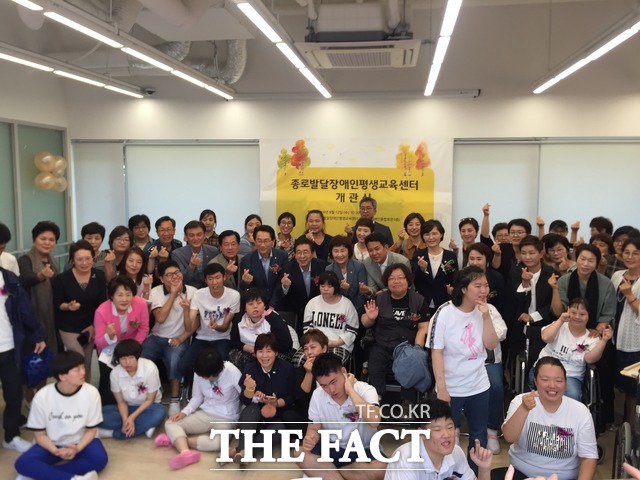 12일 오전 10시 30분 서울 종로장애인통합회관에서는 종로발달장애인평생교육센터 개관식이 열였다. 박원순 서울시장이 이날 행사 중 단체사진 촬영에 참여하는 모습. /종로=임현경 인턴기자