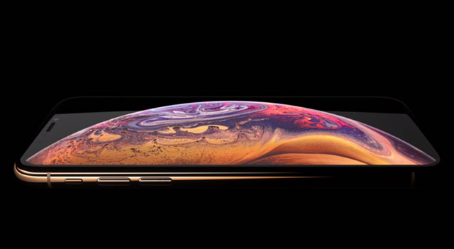 애플은 13일 오전 2시 미국 캘리포니아주 쿠퍼티노 스티브 잡스 극장에서 신제품 공개 행사를 열고 아이폰XS와 아이폰XS 맥스, 아이폰XR 등 신규 아이폰 3종을 소개했다. /애플 영상 캡처