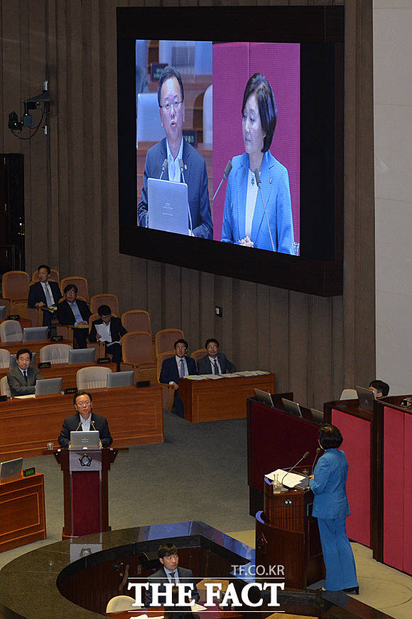 김부겸 행정안전부 장관(왼쪽)이 박영선 더불어민주당 의원의 질의에 답하고 있다.