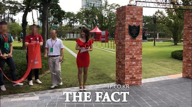 신아영 아나운서가 리버풀 행사에서 유창한 영어 실력을 뽐내며 시선을 끌었다. /이진하 기자