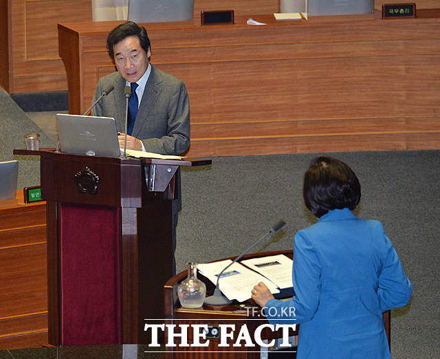 이낙연 국무총리(왼쪽)가 박영선 더불어민주당 의원의 질의에 답하고 있다.