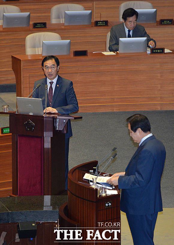 조명균 통일부 장관(왼쪽)이 김무성 자유한국당 대표의 질의에 답하고 있다.