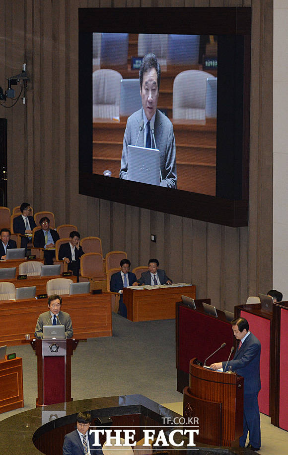 이낙연 국무총리(왼쪽)가 김무성 자유한국당 대표의 질의에 답하고 있다.