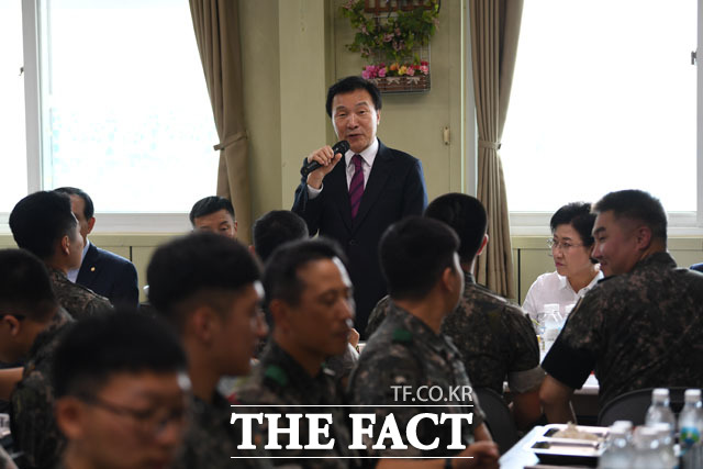 부대 장병들과 기념사진 촬영하는 바른미래당
