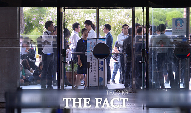 국회는 지난 12일 지진 대피 훈련으로 건물 안에 있던 직원과 참관인들을 모두 밖으로 신속하게 이동한 뒤 문을 폐쇄했다. 국회에서 열린 지진 대피 훈련 당시 국회 직원 및 참관인들이 건물 밖으로 대피한 장면. /문병희 기자