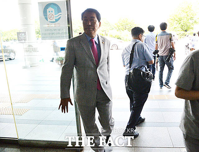 국회는  지진 안전 주간을 맞아 지난 12일 지진 대피 훈련을 실시했다.  이번 훈련으로. 건물에 있던 모든 사람이 밖으로 대피해야 하는데 안상수 자유한국당 의원(가운데)은 오히려 건물로 들어가는 역주행(?)을 했다. 안 의원이 국회 지진 대피 훈련 당시 건물 안으로 들어가는 모습. /문병희 기자