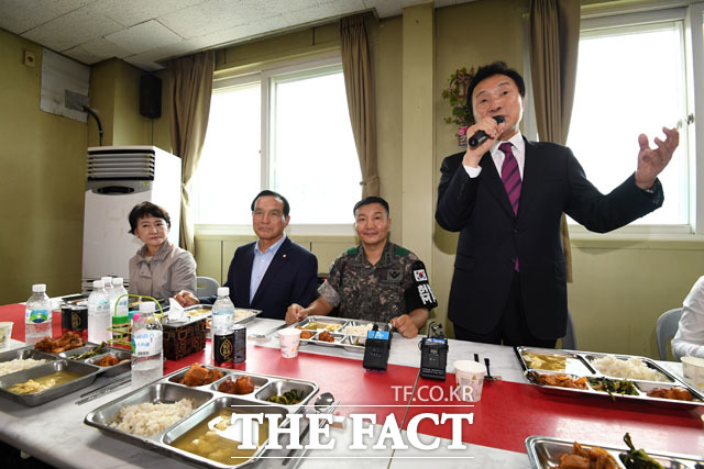 부대 장병들과 기념사진 촬영하는 바른미래당