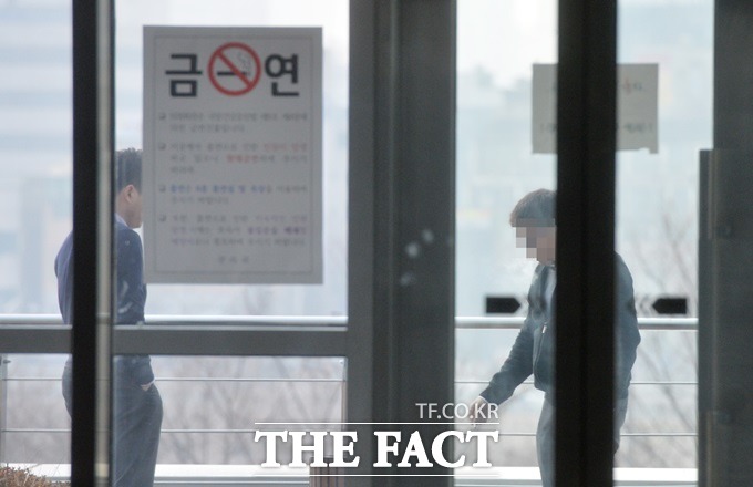 국회의원 일부가 국회 내 흡연구역이 아닌 금연구역에서 아무렇지 않게 법을 어기는 모습이 목격됐다. 인사청문회에서 후보자 위법을 지적하던 의원들이 정작 기본적인 것을 지키지 않고 있었다. (사진은 기사 내용과 무관) /더팩트 DB