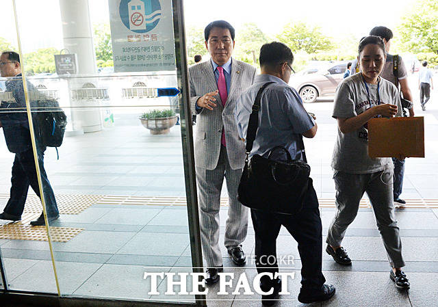 안상수 한국당 의원(가운데)은 국회 내 지진 대피 훈련에도 아랑곳하지 않은 채 건물 안으로 들어가 주위의 빈축을 샀다.  /문병희 기자