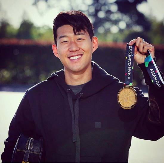 손흥민 토트넘 복귀. 손흥민이 아시안게임에서 획득한 금메달을 들고 활짝 웃고 있다. /토트넘 SNS