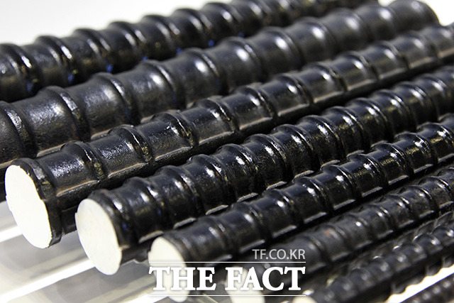 현대제철 등 국내 주요 6개 철강사가 건설용 철근 가격을 담합한 혐의로 1000억 원대 과징금을 물게 됐다. /더팩트 DB