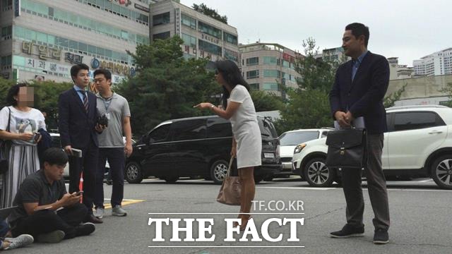 김부선 씨(가운데)가 경찰서에 들어가기 전 자신 입장을 전달하는 과정에서 이재명 지사 지지자로 보이는 한 여성과 설전을 벌였다. /임현경 인턴기자