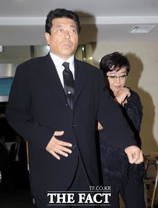 김동현은 2014년에도 사기 혐의로 기소된 바 있다. 아내인 가수 혜은이(사진 오른쪽)는 과거 방송에서 남편의 빚 보증으로 200억원의 빚을 진 뒤 돈이 될 수 있는 것은 뭐든지 다 했다고 밝힌 바 있다. /더팩트 DB