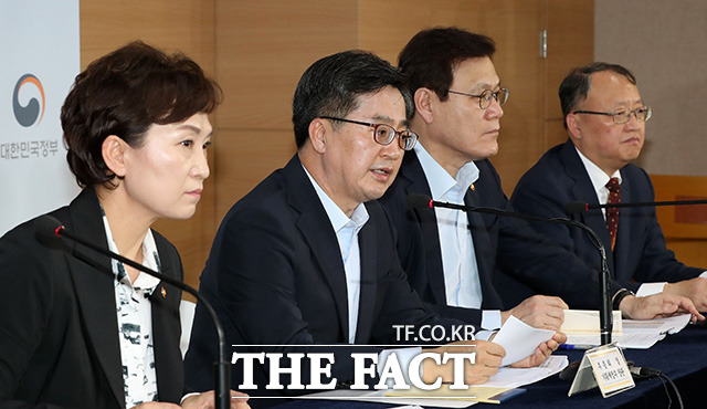 김현미 국토교통부 장관과 김동연 경제부총리 겸 기획재정부 장관, 최종구 금융위원장, 한승희 국세청장(왼쪽부터)이 13일 서울 종로구 정부서울청사에서 주택시장 안정대책을 발표하고 있다. /남용희 기자