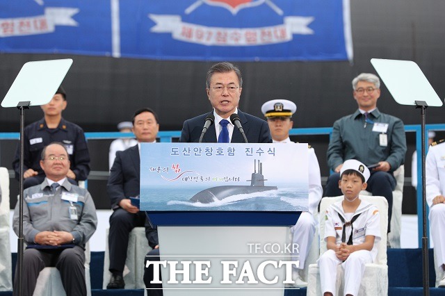 문재인 대통령이 14일 경남 거제시 대우조선해양 옥포조선소에서 열린 한국 최초 3000톤급 잠수함인 도산안창호함 진수식에 참석해 축사를 하고 있다. /뉴시스