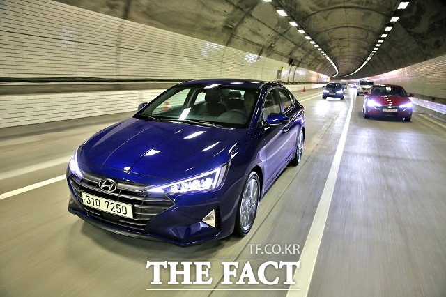 아반떼의 부분변경 모델 더 뉴 아반떼가 하루 평균 400대 이상의 판매를 이어가며 흥행에 청신호를 켰다. /현대자동차 제공