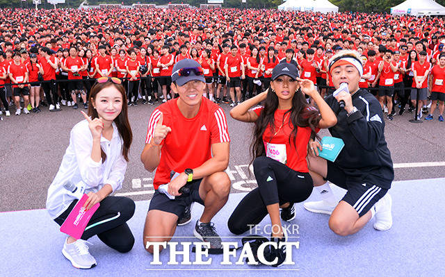 참가자들과 기념사진을 찍는 아나운서 장예인과 가수 션, 모델 문가비, MC 프라임(왼쪽부터)