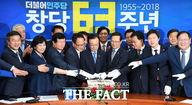 창당 63주년 기념 떡케이크를 자르고 있는 이 대표와 당 지도부. /남윤호 기자