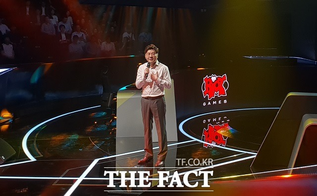 17일 LCK 아레나에서 이승현 라이엇게임즈 한국대표가 사전 공개된 롤파크를 설명하고 있다. LCK 아레나는 고대 로마의 검투사 경기장을 모티브로 한 원형 경기장이다. /최승진 기자