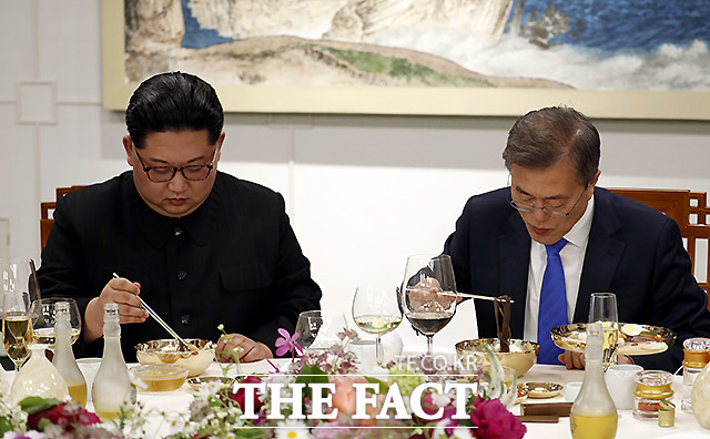 역대 남북정상회담에서 두 정상이 즐긴 음식은 국민들에게도 큰 인기를 끌었다. 사진은 문재인 대통령과 김정은 국무위원장이 지난 4월 27일 남북정상회담 당시 나란히 앉아 옥류관 평양냉면을 먹는 모습. /한국공동사진기자단